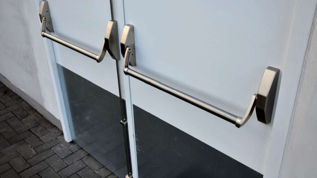 Evacuation door handle